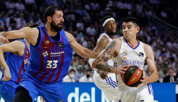 Gabriel Deck encara la defensa de Nikola Mirotic.