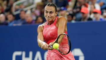 La tenista bielorrusa Aryna Sabalenka devuelve una bola durante su partido ante Maryna Zanevska en el US Open 2023.