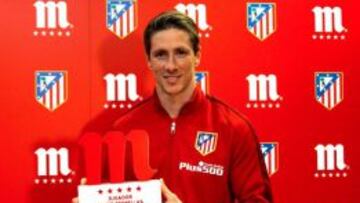 Fernando Torres con el trofeo de mejor jugador del mes.