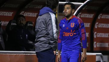 Futbol, Universidad Catolica vs Universidad de Chile.
 Copa Chile 2016.
 El jugador de Universidad de Chile Gonzalo Jara se retira expulsado durante el partido de ida de los cuartos de final de la Copa Chile contra Universidad Catolica disputado en el estadio San Carlos de Apoquindo de Santiago, Chile.
 19/10/2016
 Andres Pina/Photosport******
 
 Football, Universidad Catolica vs Universidad de Chile.
 Copa Chile Championship 2016.
 Universidad de Chile&#039;s player Gonzalo Jara leaves the field during the Copa Chile Championship quarter final, first leg, football match against Universidad Catolica at the San Carlos stadium in Santiago, Chile.
 19/10/2016
 Andres Pina/Photosport