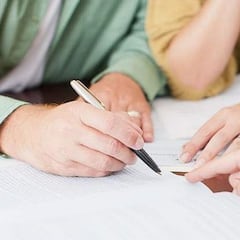 ¿Qué pasa con el dinero de las cuentas bancarias en una herencia, cómo se reparte y cuándo se puede sacar?