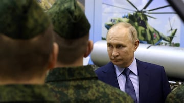 Russian President Vladimir Putin talks to military pilots at the 344th State Centre for combat use and retraining of flight crews of the Russian Defence Ministry in the town of Torzhok in the Tver Region, Russia March 27, 2024. Sputnik/Sergei Karpukhin/Pool via REUTERS ATTENTION EDITORS - THIS IMAGE WAS PROVIDED BY A THIRD PARTY.