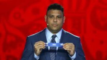 Ronaldo en el sorteo de las Clasificatorias con el papel de 'Chile'.