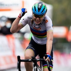 Anna Van der Breggen viste de arcoíris al Muro de Huy