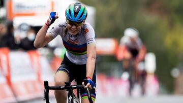 La campeona del mundo Anna van der Breggen celebra su victoria en la Flecha Valona Femenina 2020.