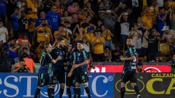 AME3359. MONTERREY (MÉXICO), 20/04/2023.- Jugadores de Tigres festejan una anotación ante Puebla hoy, durante un partido correspondiente a la jornada 16 del Torneo clausura 2023 disputado en el estadio Universitario, en Monterrey (México). EFE/Miguel Sierra.