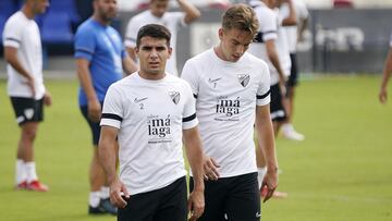 Paulino, junto a Víctor Gómez durante un entrenamiento del Málaga.