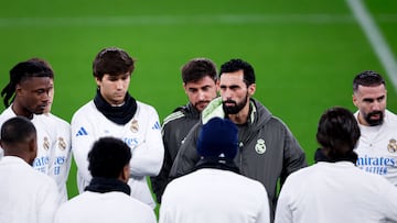 Arbeloa, con los jugadores del Real Madrid.