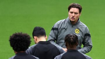 Dortmund's German head coach Edin Terzic speaks to his players during a training session at the Parc des Princes Stadium, in Paris, on the eve of the UEFA Champions League semi-final second leg football match between Paris Saint-Germain (PSG) and Borussia Dortmund, on May 6, 2024. (Photo by FRANCK FIFE / AFP)