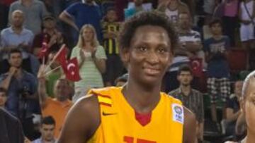 Astou Ndour, ganadora del premio a mejor jugadora joven del año 2013.