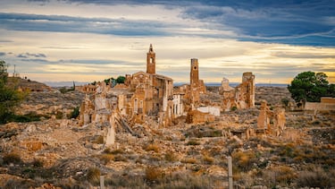 Belchite, ubicado en la provincia de Zaragoza, es uno de los pueblos abandonados más emblemáticos de España. Se divide principalmente en dos partes: el Pueblo Viejo, que quedó en ruinas tras la Batalla de Belchite durante la Guerra Civil Española en 1937, y el Pueblo Nuevo, construido posteriormente para albergar a la población. El Pueblo Viejo se mantiene hoy en día como un monumento conmemorativo y un "pueblo fantasma" que se puede visitar.