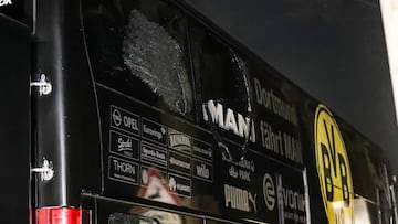 Autob&uacute;s del Borussia Dortmund tras el atentado.