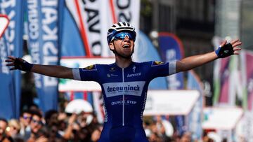 GRAF2320. SAN SEBASTIÁN, 03/08/2019.- El ciclista belga Remco Evenepoel, de 19 años, logra alzarse con la victoria en la 39ª Carrera Clásica Ciclista de San Sebastián, comprendida por 227.3 km de recorrido y en la que fue beneficiado por el abandono a mitad de carrera del gran favorito para el triunfo y vencedor en 2018, el francés Julian Alaphilippe. EFE/ Javier Etxezarreta