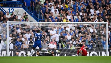 Liverpool debutó en la Premier League en condición de visitante ante el Chelsea. Luis Díaz abrió el marcador para los Reds, mientras que Axel Disasi empató para los locales para el 1-1 final.