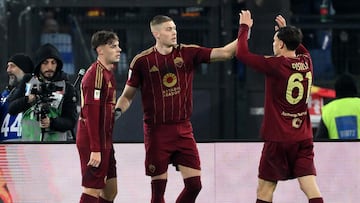 Artem Dovbyk celebra un gol con sus compañeros.