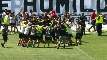 Jugadores albos le dedicaron cántico a la UC en el arengazo