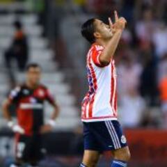 Marco Fabián sufrió dura caída en el partido contra el Atlas