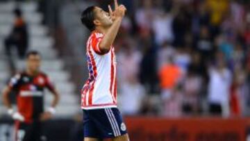 El jugador de las Chivas anot&oacute; el gol de la victoria y sufri&oacute; una ca&iacute;da aparatosa.