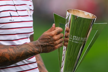 Kane Brown, cantante de música country, sostiene el trofeo del torneo.