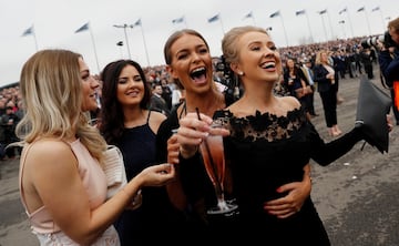 Glamour, fiesta y alcohol en el Grand National