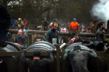 La carrera Tough Guy, se celebra desde 1987 en Inglaterra y desafía a sus participantes a recorrer 15km llenos de los obstáculos, donde hasta los más expertos se quedan en el camino. 