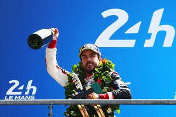 Fernando Alonso celebra la victoria en las 24 Horas de Le Mans.