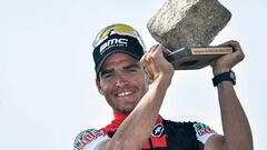 Greg Van Avermaet levanta el adoqu&iacute;n de ganador de la Par&iacute;s-Roubaix.