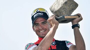 Greg Van Avermaet levanta el adoqu&iacute;n de ganador de la Par&iacute;s-Roubaix.