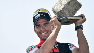 Greg Van Avermaet levanta el adoqu&iacute;n de ganador de la Par&iacute;s-Roubaix.