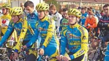 <b>EN MEMORIA DE JOKIN.</b> En el Critérium de la ACP, con sus compañeros del Costa Almería en primera fila, se guardó un minuto de silencio en memoria de Jokin Ormaetxea, fallecido en accidente de automóvil. Paco Cabello fue el ganador final del Critérium, disputado en Tres Cantos.