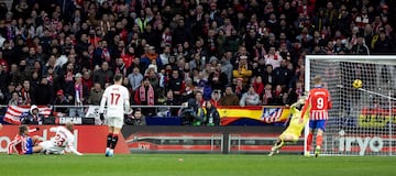 4-3. El delantero rojiblanco gana el duelo a la defensa sevillista en un centro al rea y cayendo al suelo, dispara con la izquierda, el baln toca el larguero y entra en la portera de ?lvaro Fernndez.