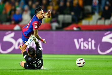 Pase filtrado de Sergi Roberto a Raphinha que se va solo, Álvaro Valles va a al suelo y derriba al delantero azulgrana.