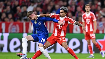 Soccer Football - UEFA Champions League - Bayern Munich v Chelsea - Allianz Arena, Munich, Germany - September 17, 2025 Chelsea's Cole Palmer in action with Bayern Munich's Luis Diaz REUTERS/Angelika Warmuth