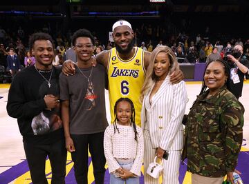 La familia de 'King James' al completo.