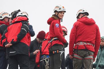 Catherine, princesa de Gales, observa durante la visita al equipo de rescate de montaña de Central Beacons en Merthyr Tydfil.