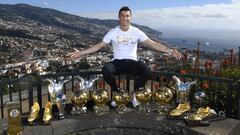 Cristiano pos&oacute; en una colina de Funchal, su ciudad natal, con sus trofeos individuales m&aacute;s importantes.