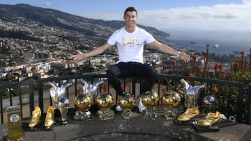 Cristiano pos&oacute; en una colina de Funchal, su ciudad natal, con sus trofeos individuales m&aacute;s importantes.