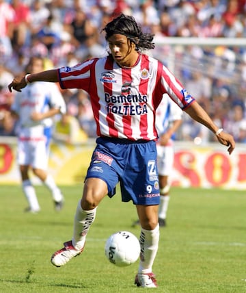 El atacante mexicano debutó con Rayados pero su mejor momento fue con Chivas a inicio del presente siglo. Es parte de la historia rojiblanca gracias a que es el autor del gol 3,000 en la historia de la institución. Llegó a Selección Mexicana con la cual marcó un gol.