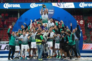 Recientemente, Tigres y Monterrey han acaparado gran parte de los comentarios, pero este título le devuelve el trono a los Laguneros como el más ganador del norte del país. Los verdiblancos igualaron con 6 títulos de Liga MX a Tigres y superó los 5 que tiene Rayados. Sin emabrgo, los dirigidos por Robert Dante Siboldi han logrado esta cifra con 35 años de existencia contra 58 de los felinos. Además, a diferencia de los de la UANL, Santos Laguna nunca ha descendido en su historia.