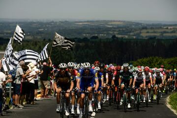 El belga Tim Declercq lidera el pelotón.