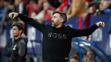 MADRID, 25/09/2025.- El técnico del Elche CF, Eder Sarabia, da instrucciones durante el partido de la jornada 6 de Liga que disputan este jueves ante el Osasuna en el estadio El Sadar en Pamplona. EFE/Jesús Diges