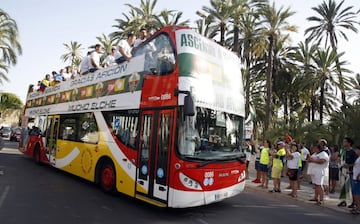 Los jugadores del Elche celebraron con la ciudad su vuelta a la categoría de plata.