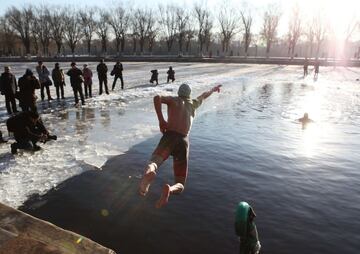 Un valiente nadador se lanza al agua del lago Shenyang en la provincia de Liaoning al nordeste de China.