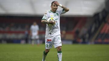 Rubens Sambueza jugando con el León en el Estadio Azteca.