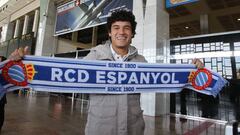 Coutinho lleg&oacute; a posar con una bufanda del Espanyol.