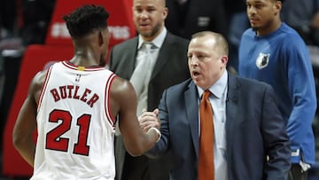 Tom Thibodeau saluda a Jimmy Butler.