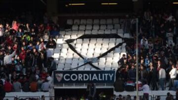 Los biris homenajean con un gran lazo negro a Jimmy ultra del Deportivo de la Coruña fallecido en una reyerta con los ultras del Atlético de Madrid
