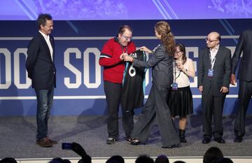 Premio Innovación y creación don Antonio Magariños a “CAMPEONES”.
La infanta Elena entrega las camisetas del Movistar Estudiantes a los protagonistas de la película Campeones.