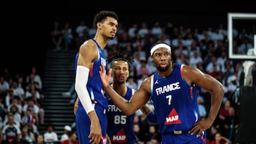 Victor Wembanyama, Matthew Strazel y Guerschon Yabusele durante un partido de la selección francesa de baloncesto.