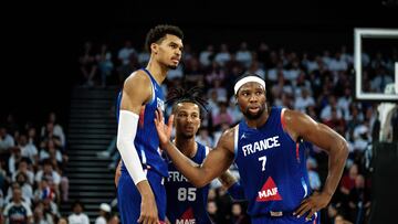 Victor Wembanyama, Matthew Strazel y Guerschon Yabusele durante un partido de la selección francesa de baloncesto.
